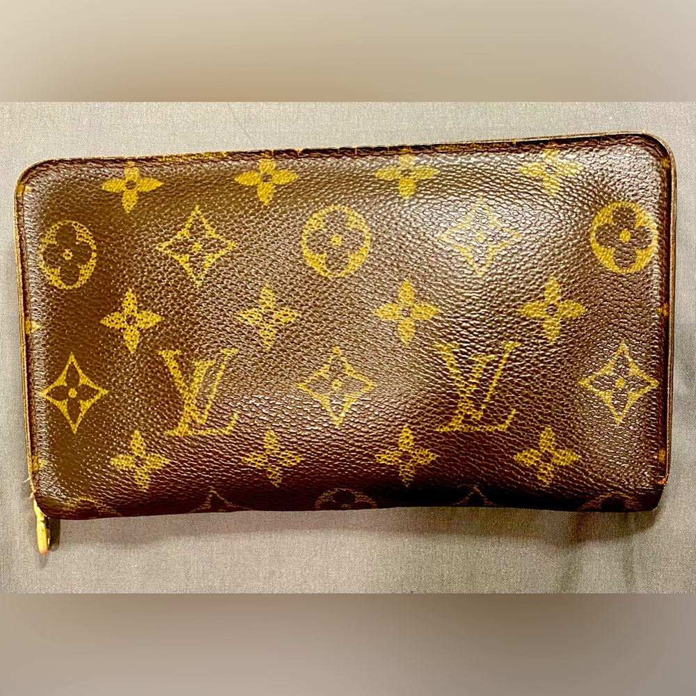 Authentic Louis Vuitton Zippy monogram Sarah wallet